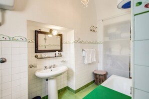 Kahden hengen huone (yksi tai kaksi sänkyä) (Glicine) | Kylpyhuone | Ilmaiset hygieniatuotteet, bidee, pyyhkeet