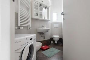 Dusche, Haartrockner, Bidet