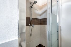 Dusche, Haartrockner, Bidet