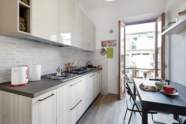 Microonde, forno, piano cottura, lavastoviglie