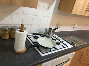 Cookware/dishes/utensils - Lovely private apartment next to Barking Station (Barking)