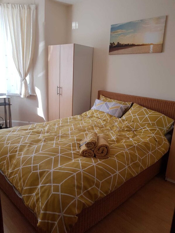 1 bedroom, iron/ironing board, Internet, bed sheets - Lovely private apartment next to Barking Station (Barking)