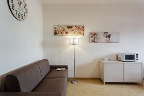 Living area - Our apartment is located in a great position to move comfortably in the main points of Florence!On foot, in a few minutes, you can reach the Arno, the Santa Maria Novella train station and the Piazza del Duomo.In addition, the apartment is close to via B (Firenze)