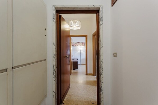 Interior - GuestHost - Our apartment is located in a great position to move comfortably in the main points of Florence!On foot, in a few minutes, you can reach the Arno, the Santa Maria Novella train station and the Piazza del Duomo.In addition, the apartment is cl (Firenze)