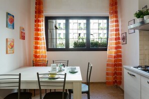 Dining - Our apartment is located in a great position to move comfortably in the main points of Florence!On foot, in a few minutes, you can reach the Arno, the Santa Maria Novella train station and the Piazza del Duomo.In addition, the apartment is close to via B (Firenze)