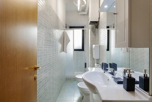 Douche, sèche-cheveux, bidet