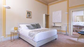 Cubrecamas, colchones con efecto memoria y minibar