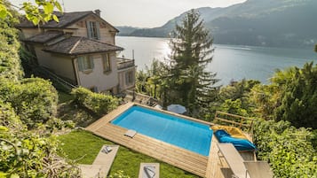 Piscine extérieure, parasols de plage, chaises longues