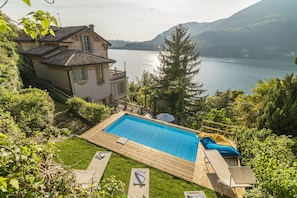 Piscine extérieure, parasols de plage, chaises longues
