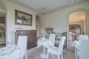 Free daily continental breakfast - Villa Costanza  (Blevio)