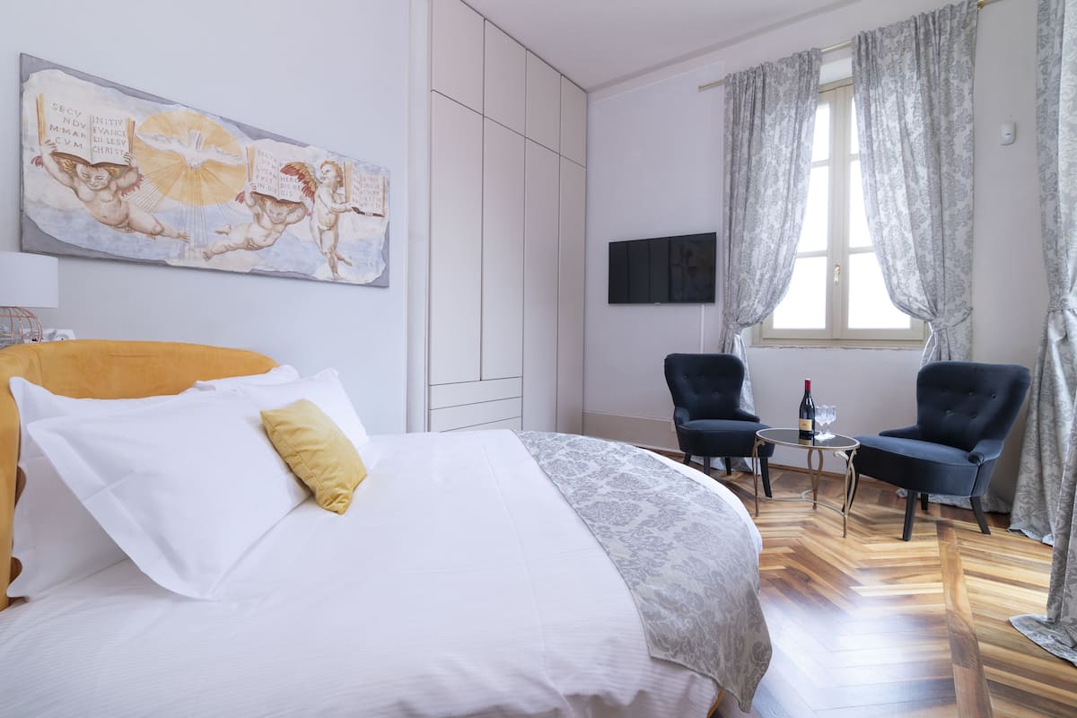 Couette en duvet, lit avec matelas en mousse à mémoire, minibar