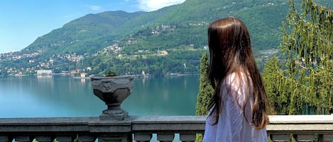 Dundyner, memory foam-senger, minibar og safe på rommet