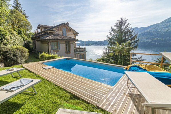 Außenpool, Sonnenschirme, Liegestühle