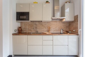 Geladeira, micro-ondas, cooktop, cafeteira/chaleira