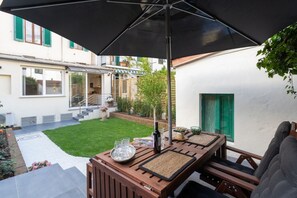 Outdoor dining - GuestHost - Our room is on the ground floor of an early 20th century villa, on two floors, where there are other private rooms, with some common spaces such as the kitchen and the garden with a relax area.The house is located in the Gavinana district, a  (Firenze)