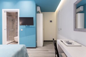 1 bedroom, desk, iron/ironing board, WiFi - Our room is on the ground floor of an early 20th century villa, on two floors, where there are other private rooms, with some common spaces such as the kitchen and the garden with a relax area.The house is located in the Gavinana district, a residential (Firenze)