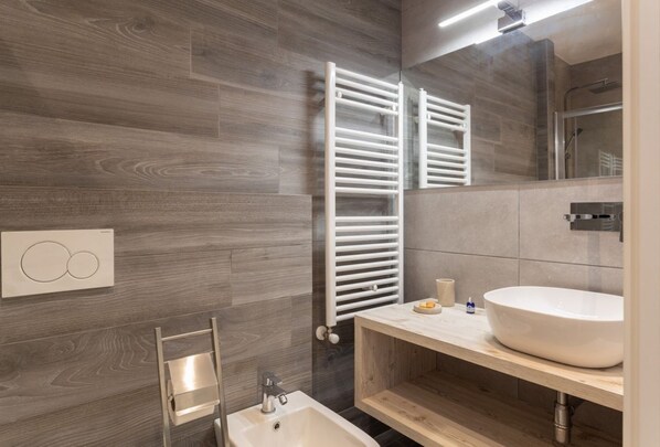 Dusche, Haartrockner, Bidet