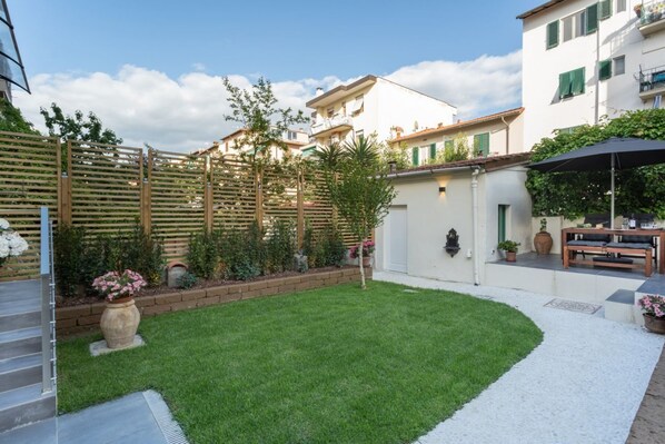 Terrace/patio - The room is located in the Gavinana district, in an early 20th century villa where there are other private rooms.From Piazza Gavinana you can reach the center on foot with a nice walk on the Arno where from late spring to October there are many open-air (Firenze)