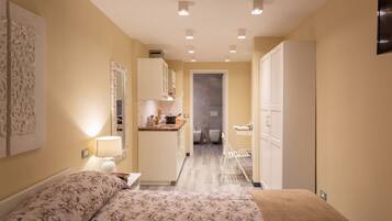 1 dormitorio, escritorio, tabla de planchar con plancha y wifi