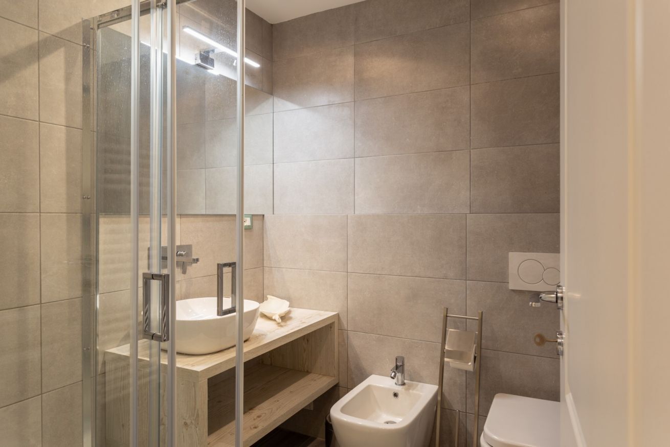 Dusche, Haartrockner, Bidet, Handtücher