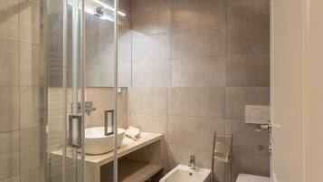 Dusche, Haartrockner, Bidet, Handtücher