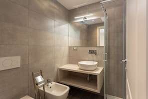 Shower, hair dryer, bidet, towels - GuestHost - Private room in the Casa di Carla, a small house from the early 1900s where there are five other rooms, with a shared kitchen and relax area.We are in the Gavinana district, a residential area full of shops, restaurants and clubs just 10 minu (Firenze)