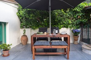 Outdoor dining - Private room in the Casa di Carla, a small house from the early 1900s where there are five other rooms, with a shared kitchen and relax area.We are in the Gavinana district, a residential area full of shops, restaurants and clubs just 10 minutes by car f (Firenze)