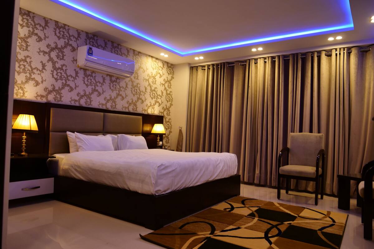 Egyptian cotton sheets, premium bedding, iron/ironing board (on request)