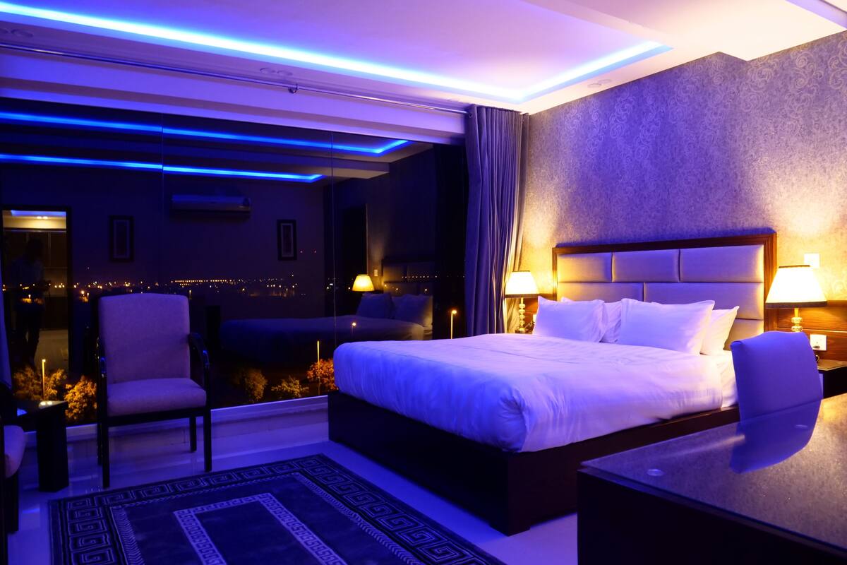 Egyptian cotton sheets, premium bedding, iron/ironing board (on request)