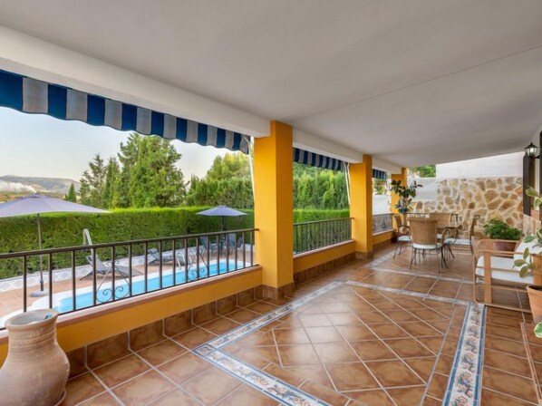 تناول الطعام بالخارج