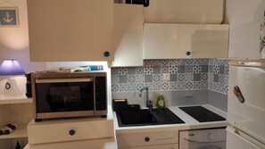 Réfrigérateur, micro-ondes, four, plaque de cuisson