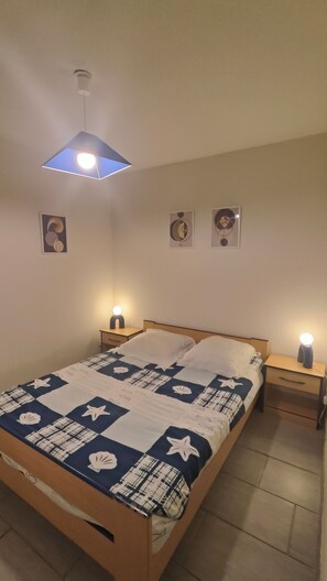 1 chambre, lit parapluie, draps fournis