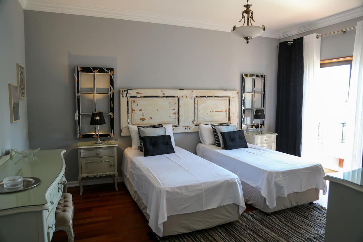 Suite Cinfaes | Luxe beddengoed, individueel gemeubileerd, een strijkplank/strijkijzer