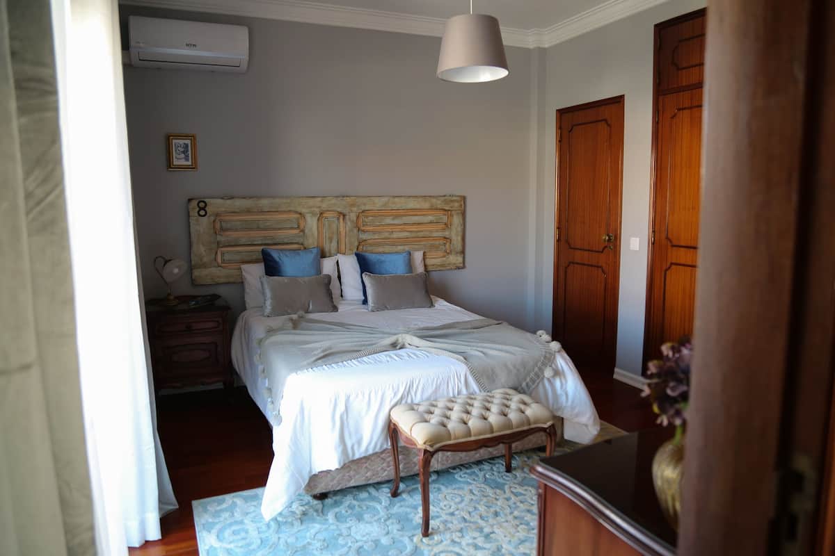 Suite Cascais | Luxe beddengoed, individueel gemeubileerd, een strijkplank/strijkijzer