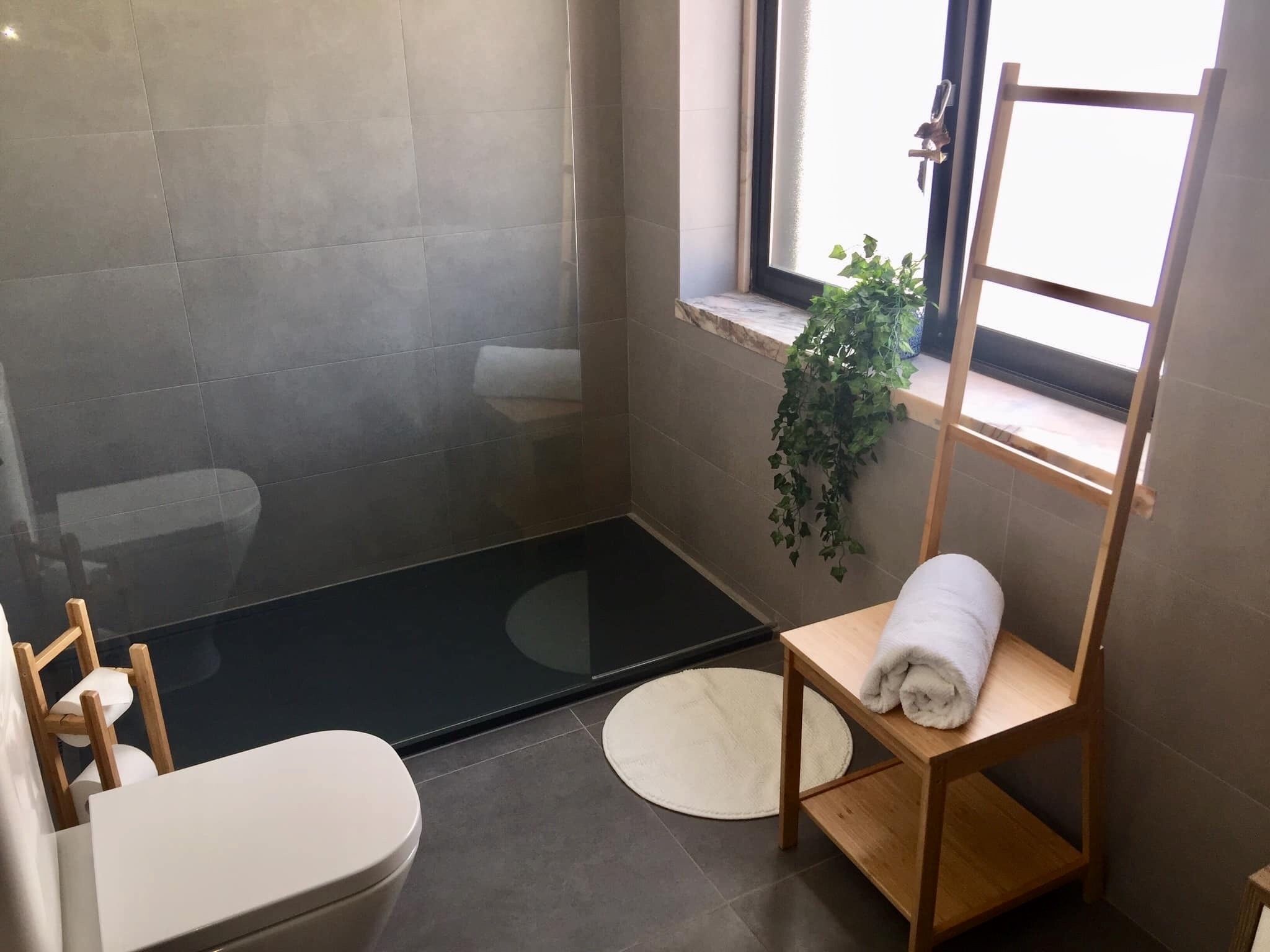 Suite Cascais | 浴室 | 淋浴设施、大花洒淋浴喷头、吹风机、毛巾