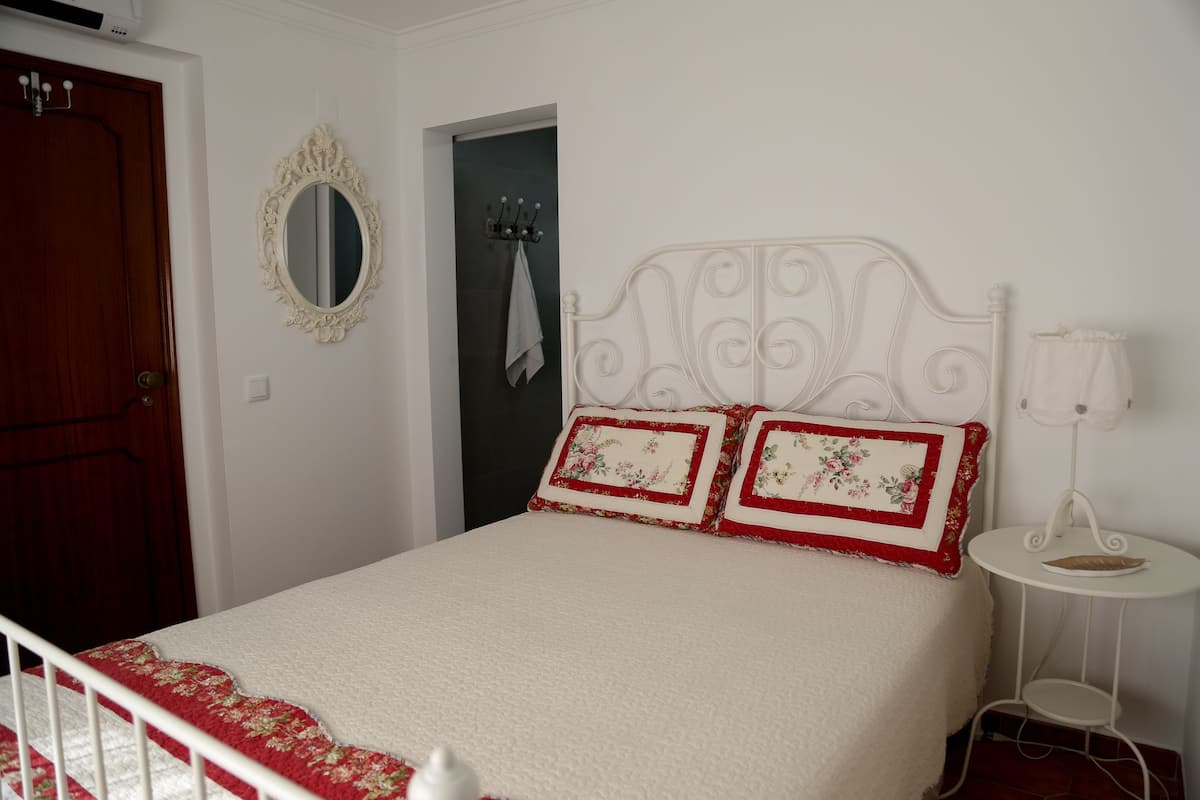 Suite Estoril | Luxe beddengoed, individueel gemeubileerd, een strijkplank/strijkijzer