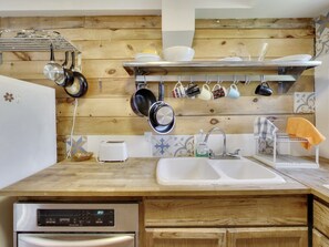 Fridge, oven, stovetop, coffee/tea maker - Apple Cider Mill (attached separate unit) (Quinte West)