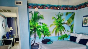 Un dormitorio con una cama, un escritorio y una silla.