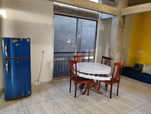 Departamento ejecutivo, 1 cama King size, vista a la ciudad | Servicio a la habitación