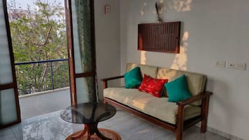 Executive Apartment, 1 King Bed, City View | Living area