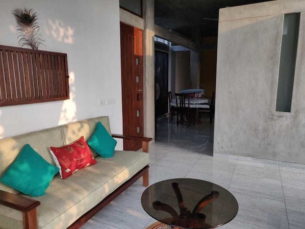 Departamento ejecutivo, 1 cama King size, vista a la ciudad | Área de sala de estar