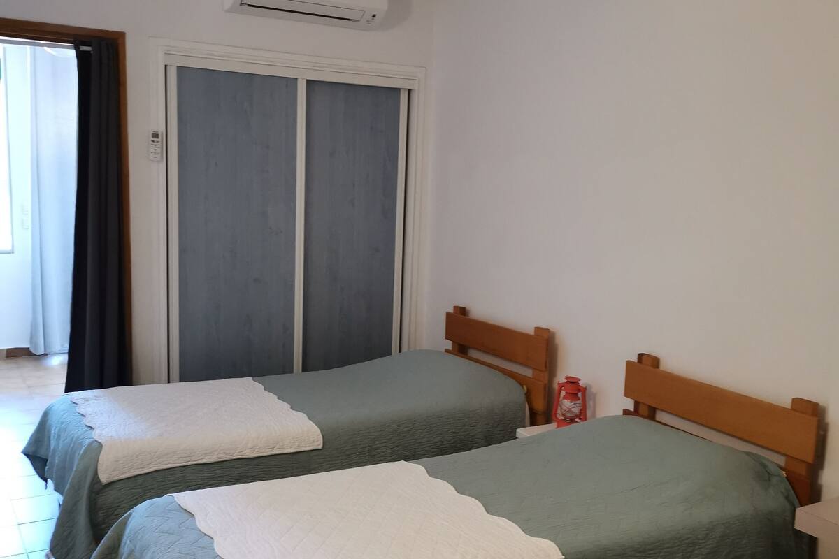 Standaard vierpersoonskamer, terras | 1 slaapkamer, individueel gedecoreerd, individueel gemeubileerd