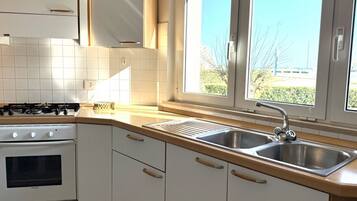 Réfrigérateur, un four, table de salle à manger