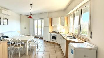 Frigorifero, forno, tavolo da pranzo