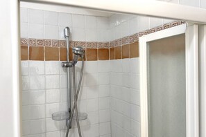Douche, bidet, serviettes fournies