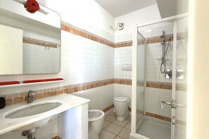 Shower, bidet, towels - M006 - Marcelli, new three-room apartment 50 meters from the sea (Marcelli)