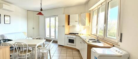 Kühlschrank, Ofen, Esstisch