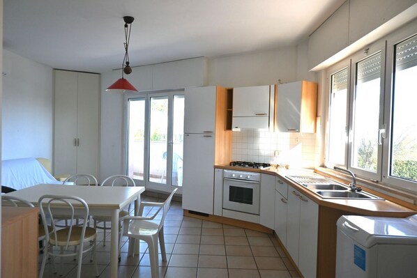 Geladeira, fogão, mesas de jantar