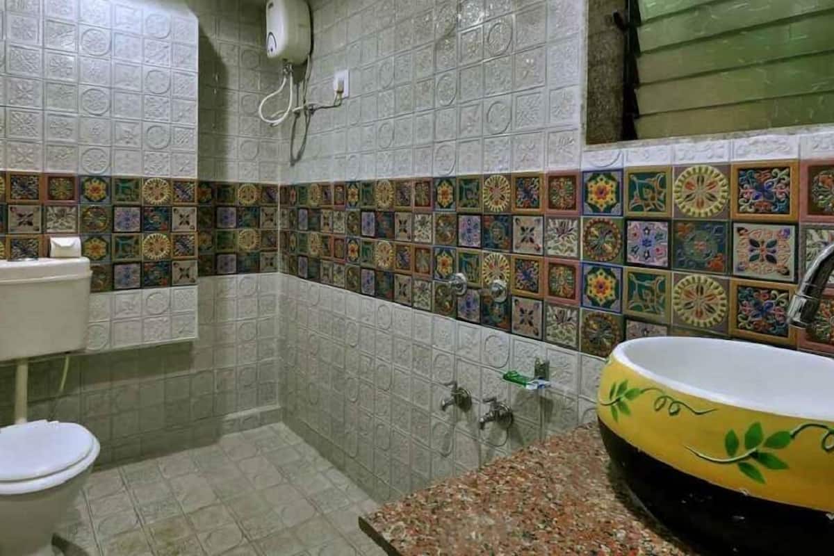 Shower, free toiletries, towels