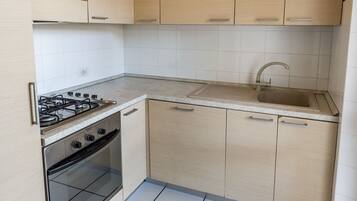 Frigorifero, forno, lavastoviglie, tavolo da pranzo